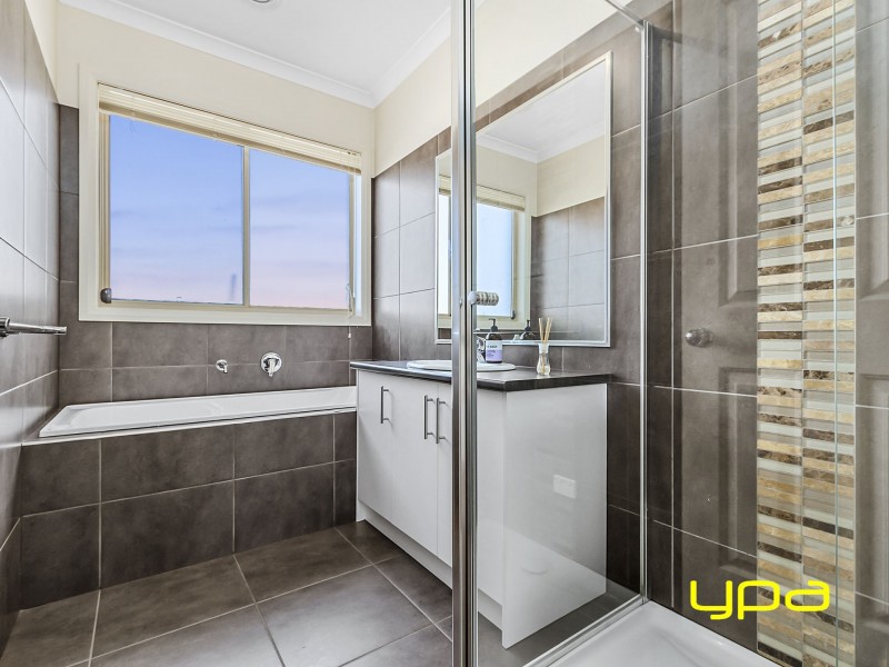 1/1 Wetherby Place, Melton West VIC 3337