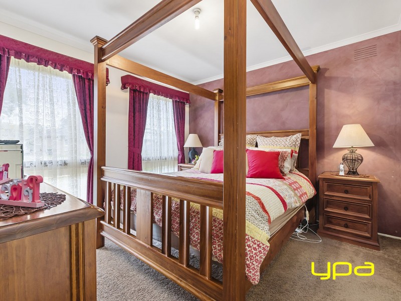 12 Bridgeford Crescent, Melton South VIC 3338