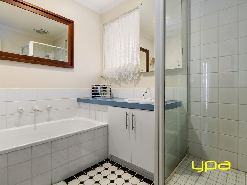 12 Bridgeford Crescent, Melton South VIC 3338