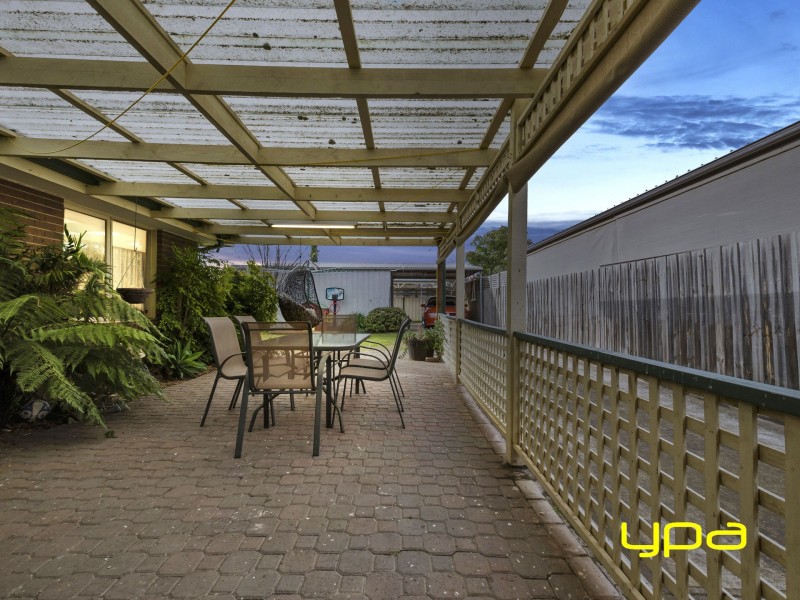 12 Bridgeford Crescent, Melton South VIC 3338