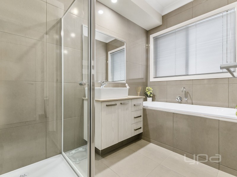 11 Moor Park Avenue, Melton West VIC 3337