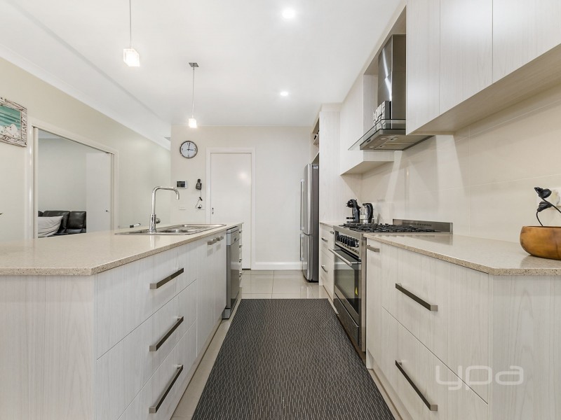 11 Moor Park Avenue, Melton West VIC 3337