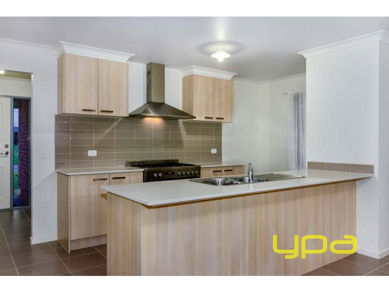 17 Longford Crescent, Melton South VIC 3338