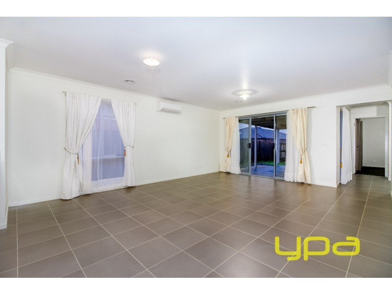 17 Longford Crescent, Melton South VIC 3338