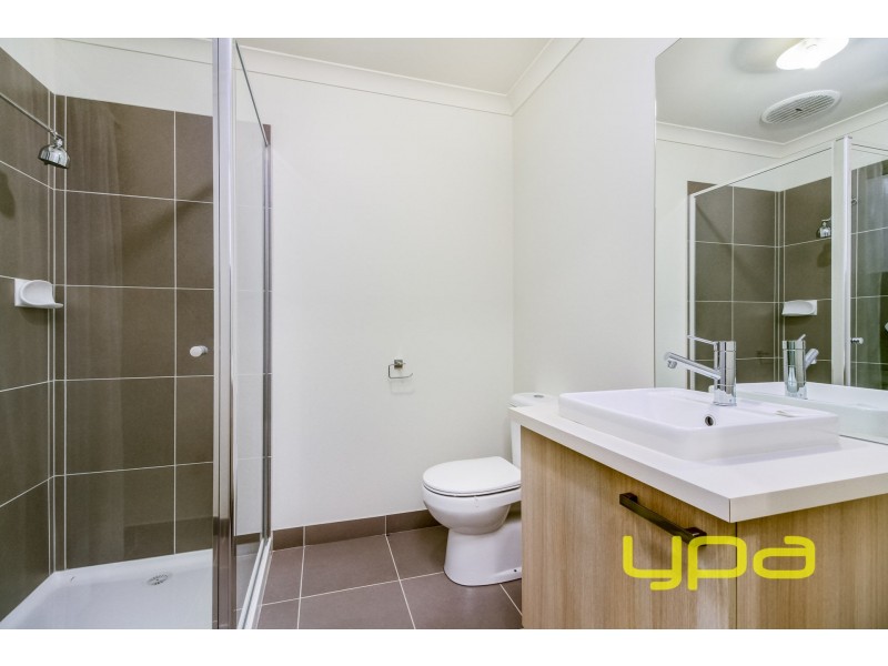 17 Longford Crescent, Melton South VIC 3338