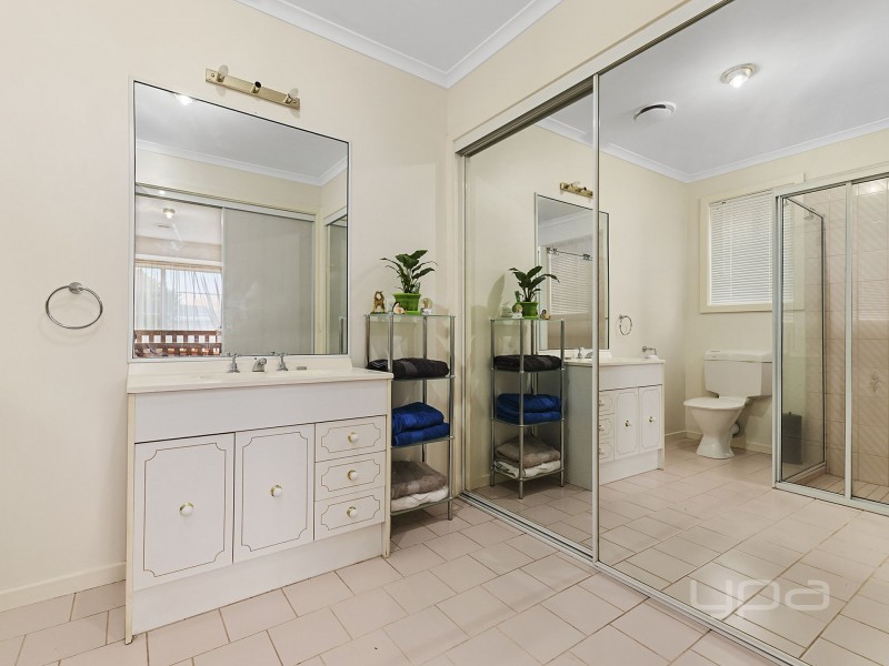 13 Simon Court, Brookfield VIC 3338