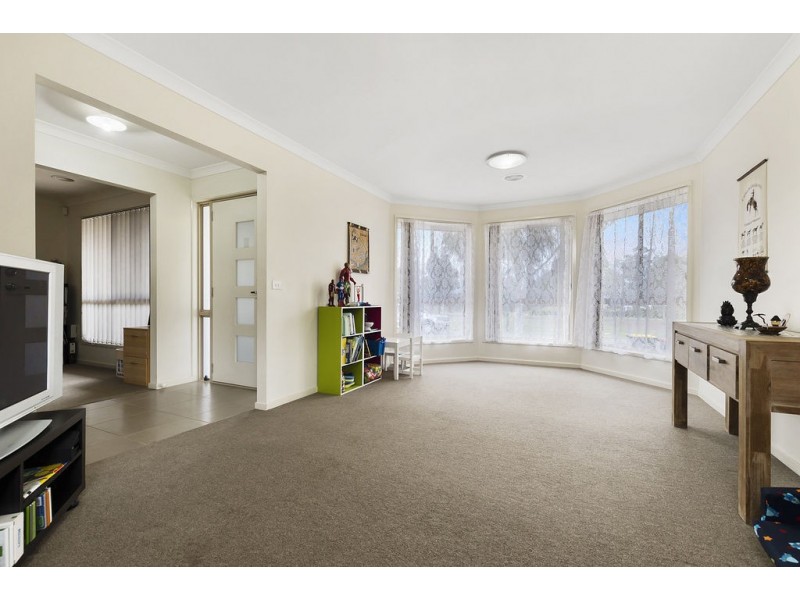 27 Bangalay Drive, Brookfield VIC 3338