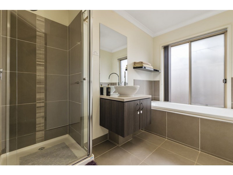 27 Bangalay Drive, Brookfield VIC 3338