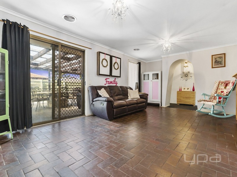 9 Richard Road, Melton South VIC 3338