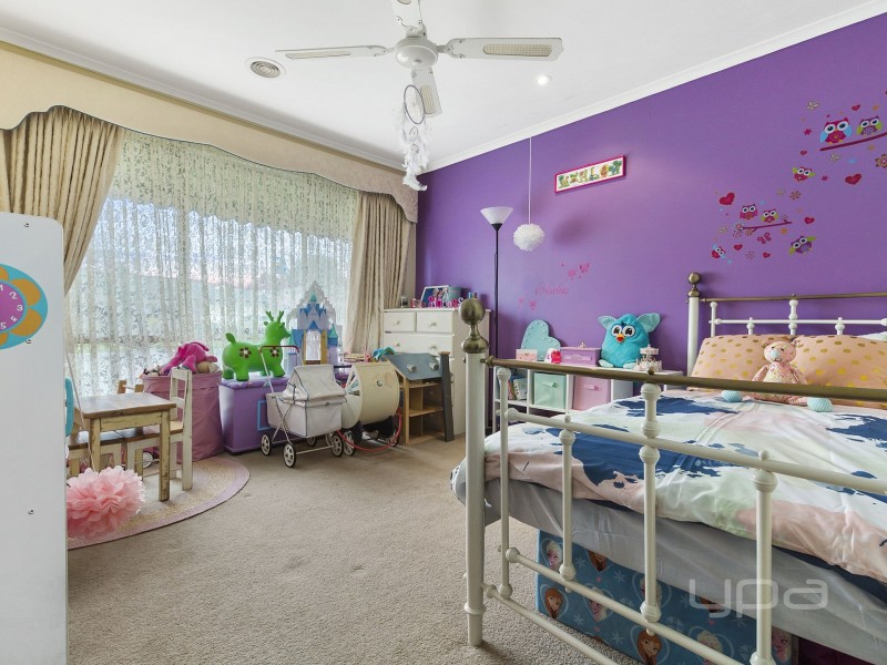 24 Denny Place, Melton South VIC 3338