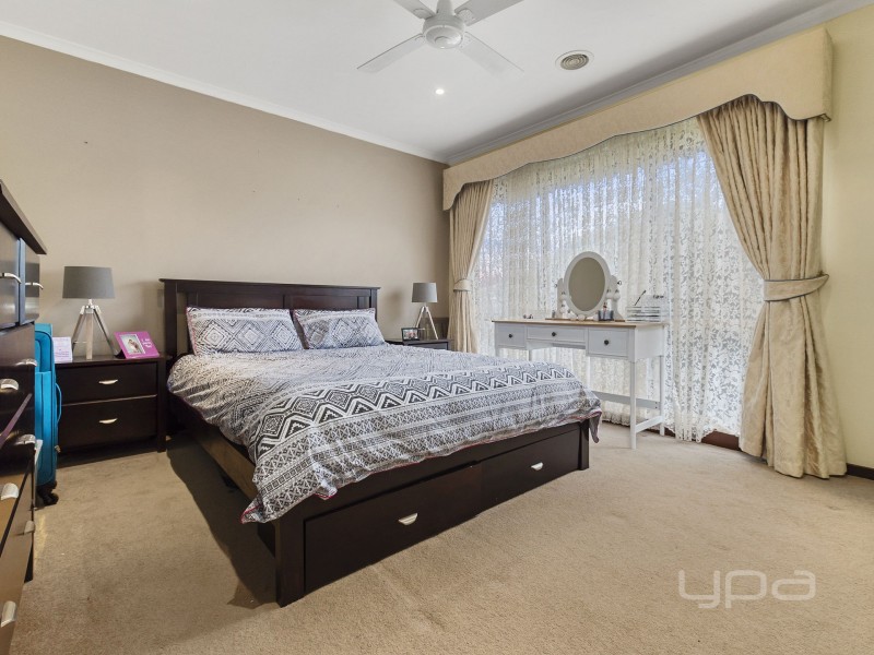 24 Denny Place, Melton South VIC 3338