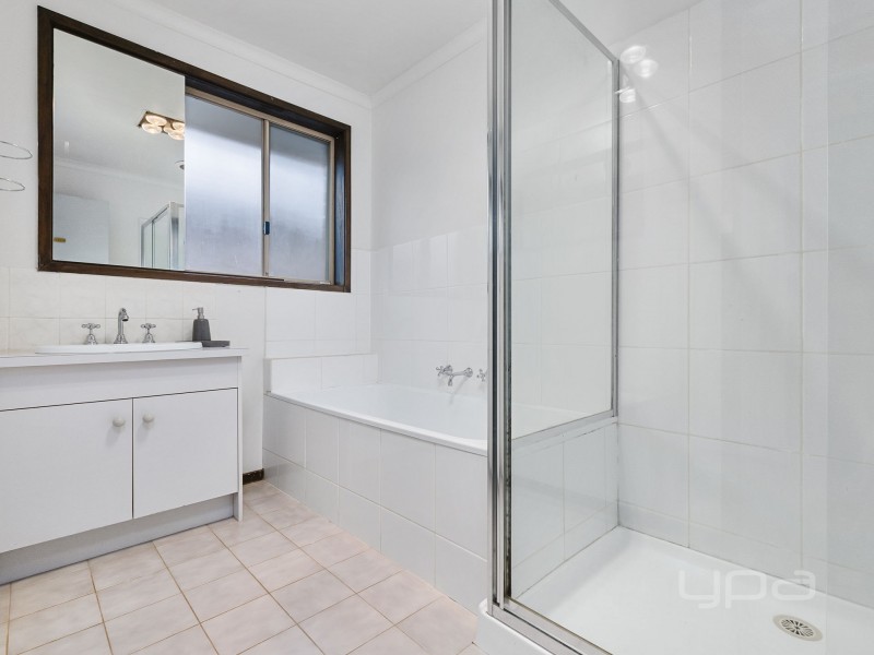 24 Denny Place, Melton South VIC 3338