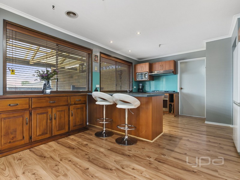 24 Denny Place, Melton South VIC 3338