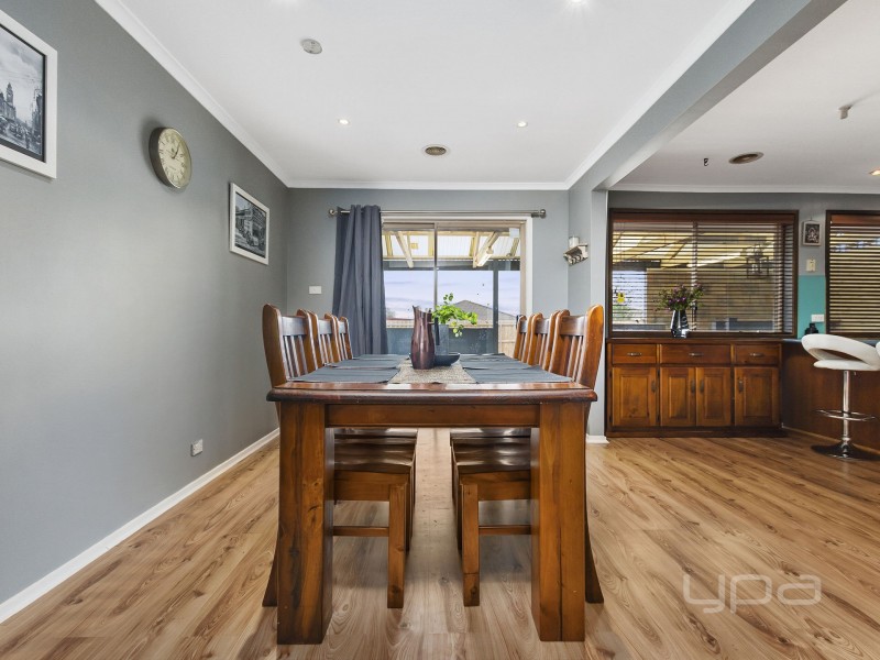 24 Denny Place, Melton South VIC 3338