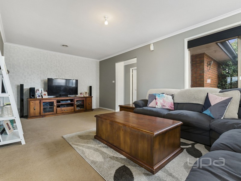 24 Denny Place, Melton South VIC 3338
