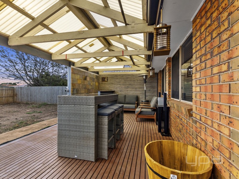 24 Denny Place, Melton South VIC 3338