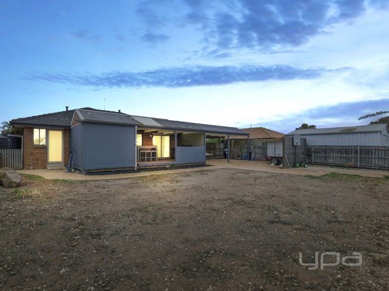 24 Denny Place, Melton South VIC 3338