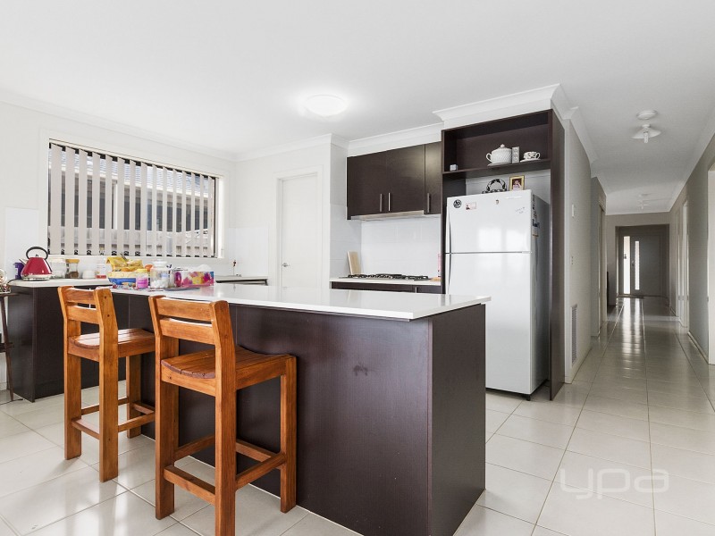 5 Kalamunda Court, Melton West VIC 3337