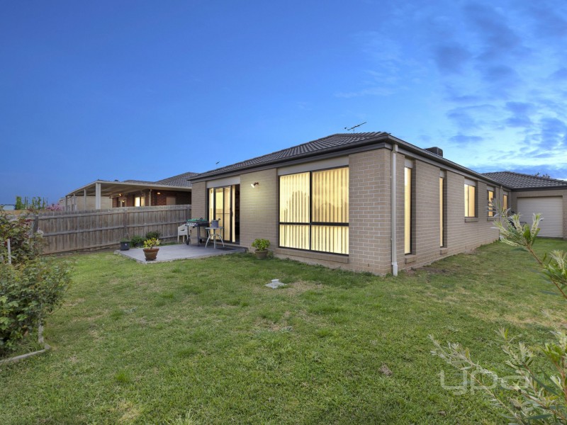 5 Kalamunda Court, Melton West VIC 3337