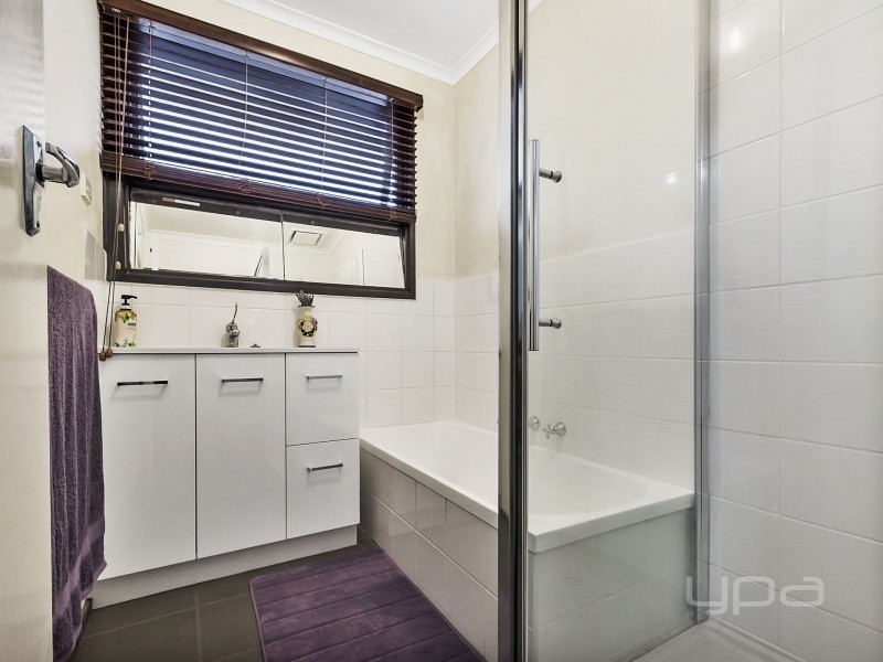 4 Laraine Place, Melton West VIC 3337