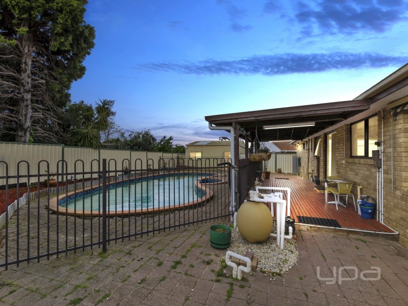 4 Laraine Place, Melton West VIC 3337