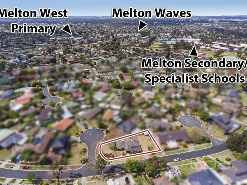 15 Empress Way, Melton West VIC 3337