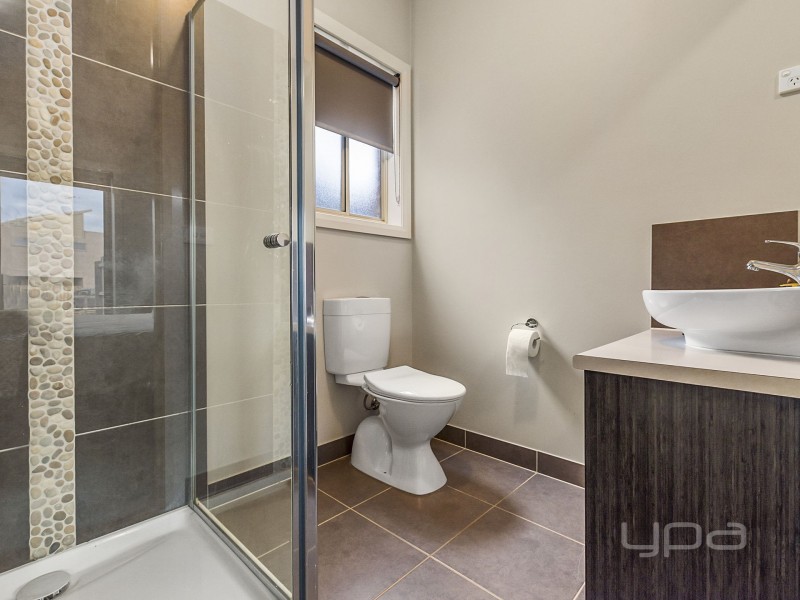 2/36 Somerton Court, Darley VIC 3340