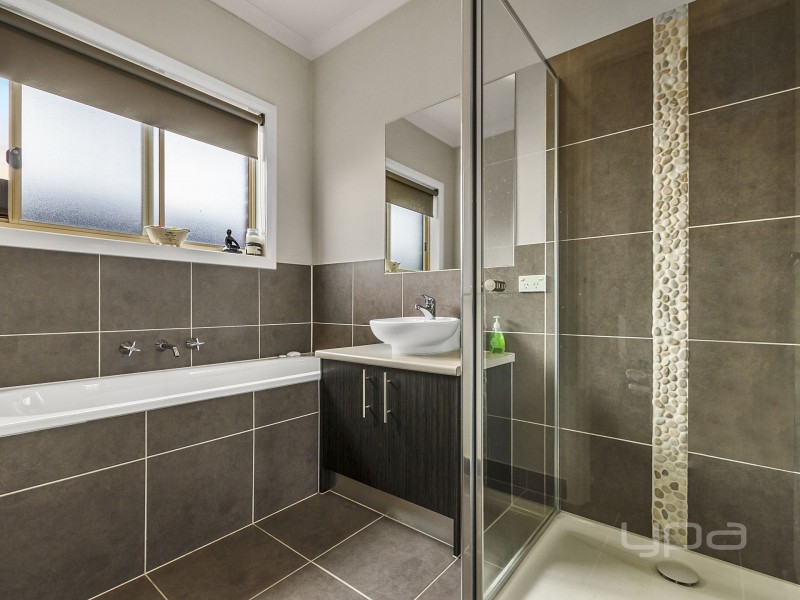 2/36 Somerton Court, Darley VIC 3340