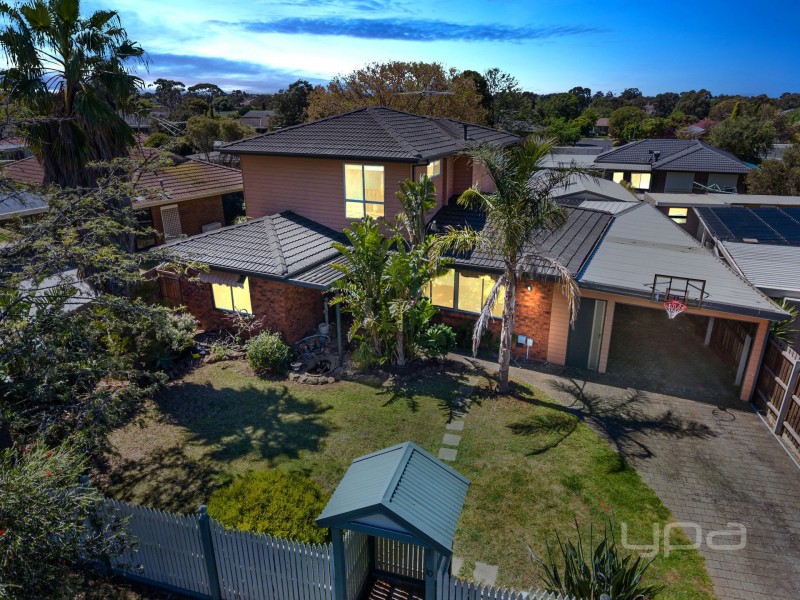 10 Glamis Place, Melton West VIC 3337