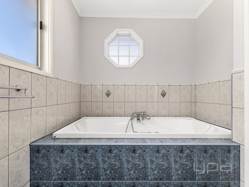 10 Glamis Place, Melton West VIC 3337