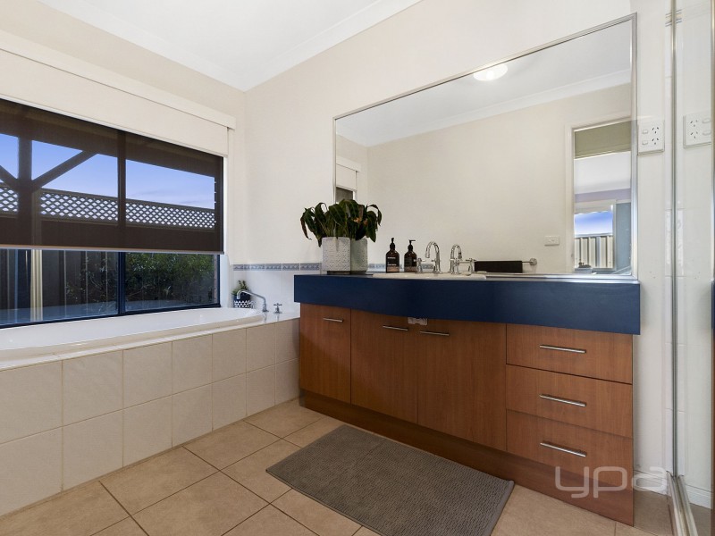 13 Harrington Drive, Melton West VIC 3337