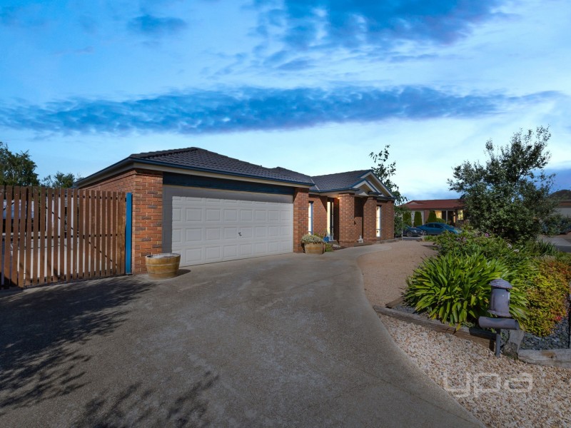 13 Harrington Drive, Melton West VIC 3337