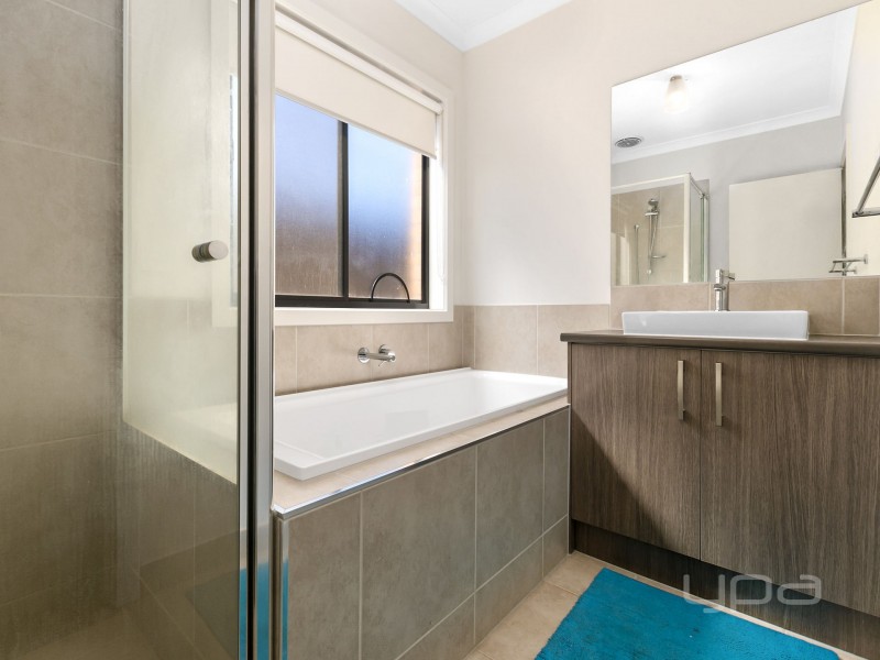 12 Jasper Way, Melton South VIC 3338