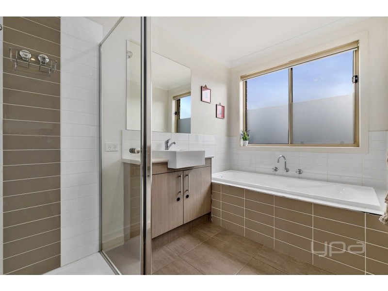 14 Oak Park Drive, Melton West VIC 3337