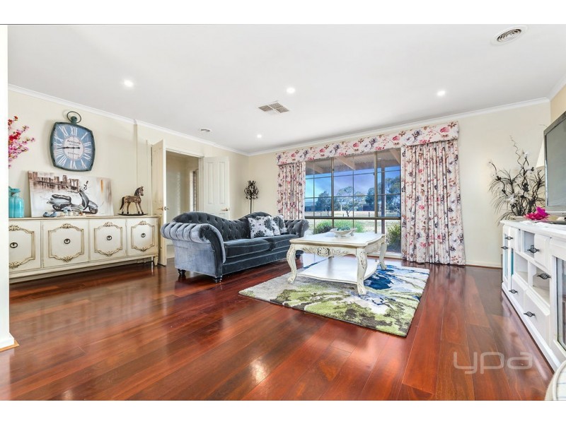 33 Ruxton Way, Hopetoun Park VIC 3340