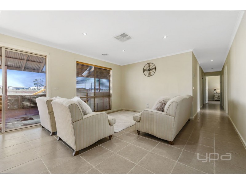 33 Ruxton Way, Hopetoun Park VIC 3340