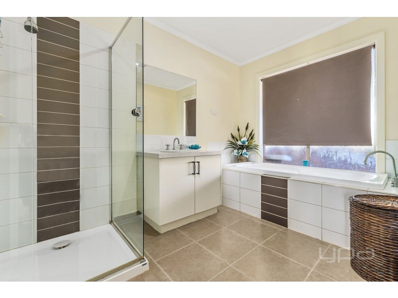 33 Ruxton Way, Hopetoun Park VIC 3340