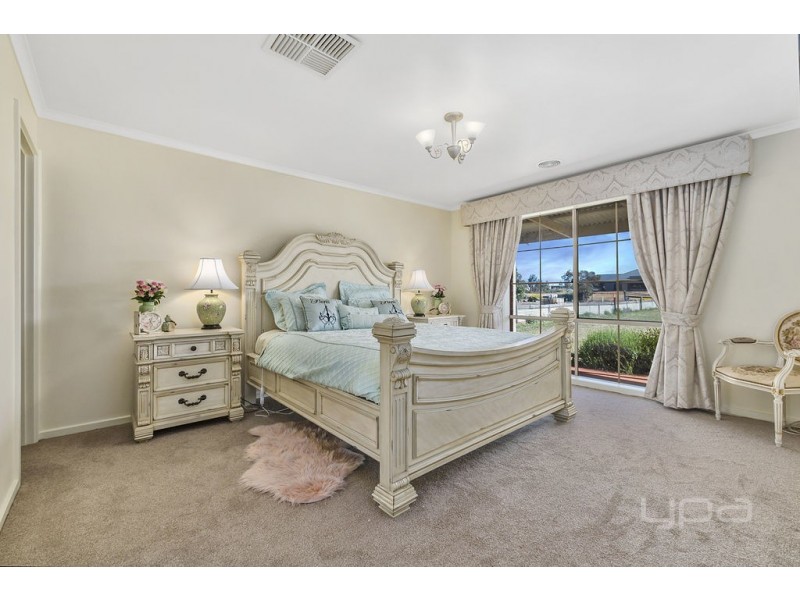 33 Ruxton Way, Hopetoun Park VIC 3340