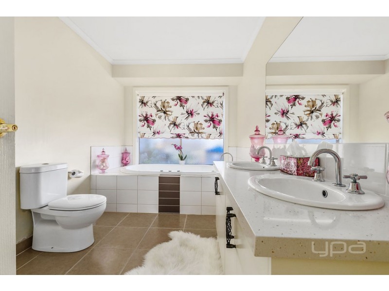 33 Ruxton Way, Hopetoun Park VIC 3340