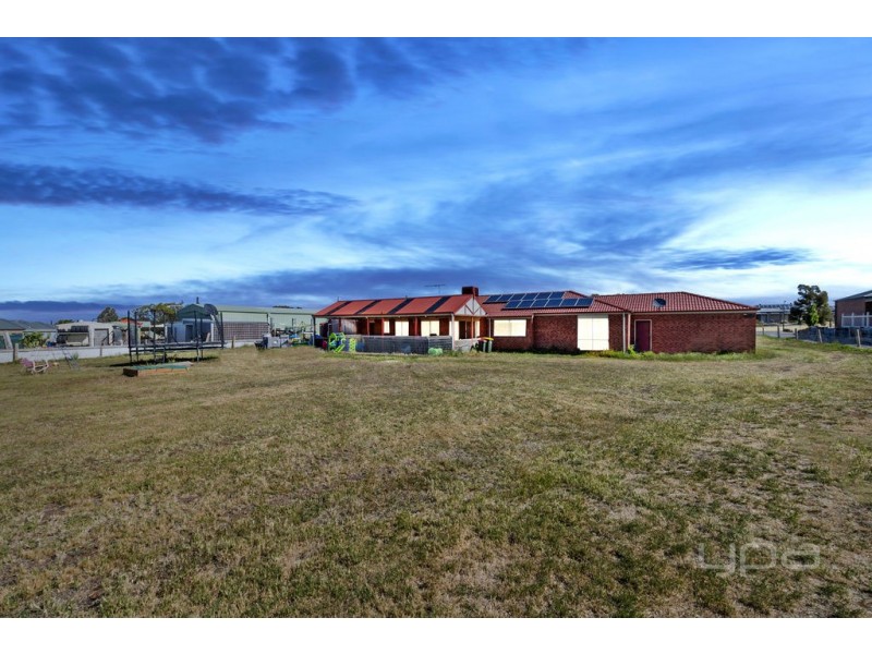 33 Ruxton Way, Hopetoun Park VIC 3340