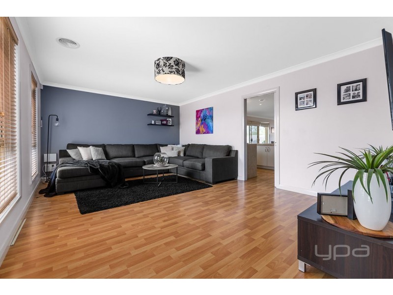 12 Hollydale Court, Melton West VIC 3337