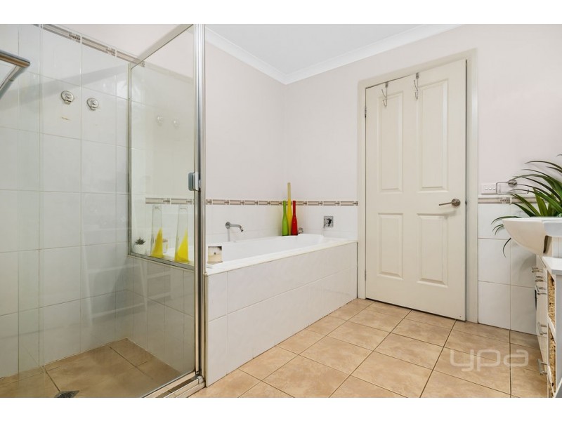 12 Hollydale Court, Melton West VIC 3337