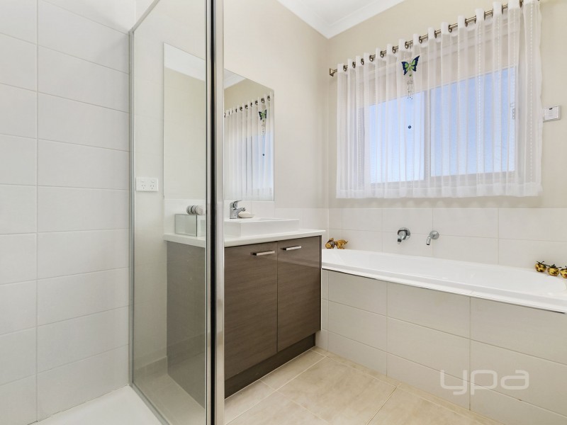 1/6 Lorna Place, Melton West VIC 3337