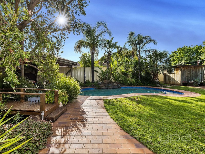 9 Chelmsford Way, Melton West VIC 3337