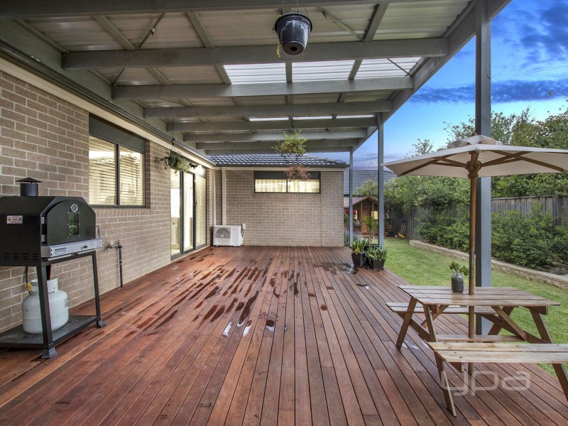 13 Gautam Grove, Melton West VIC 3337