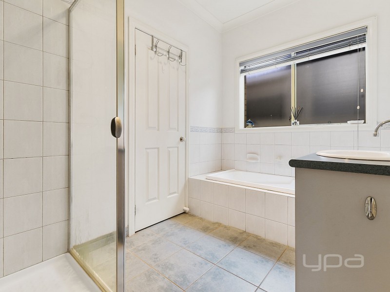 12 Ridgeway, Melton West VIC 3337