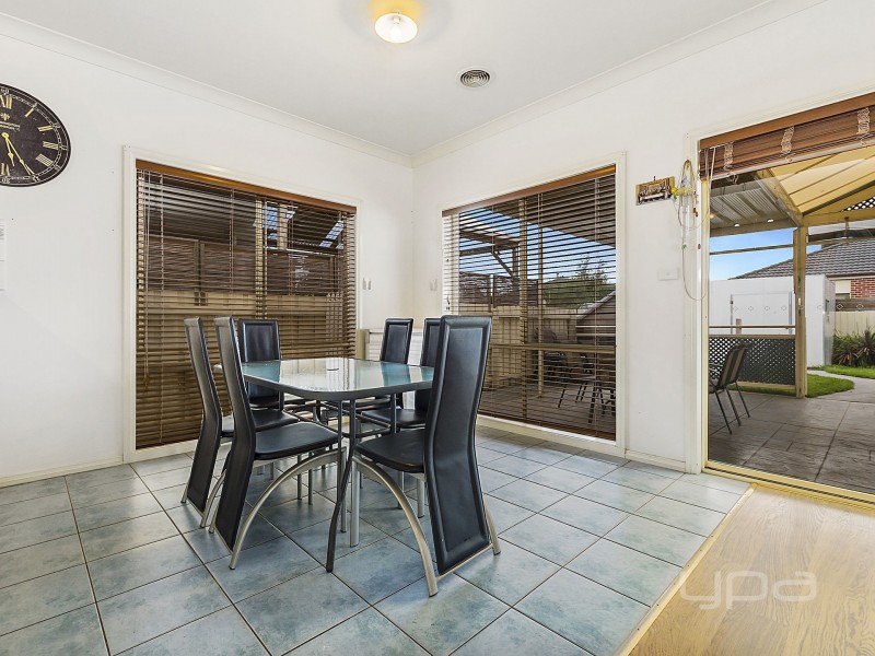 12 Ridgeway, Melton West VIC 3337