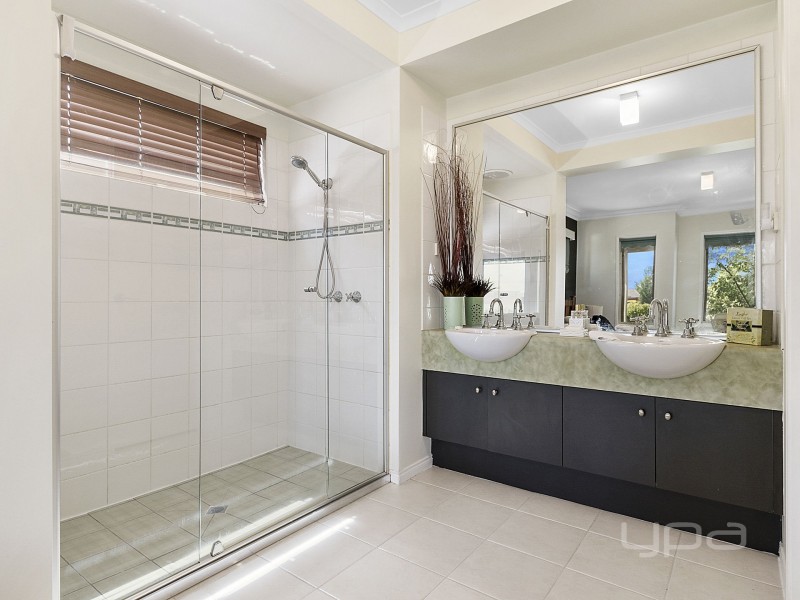 1 Glenfield Avenue, Melton West VIC 3337