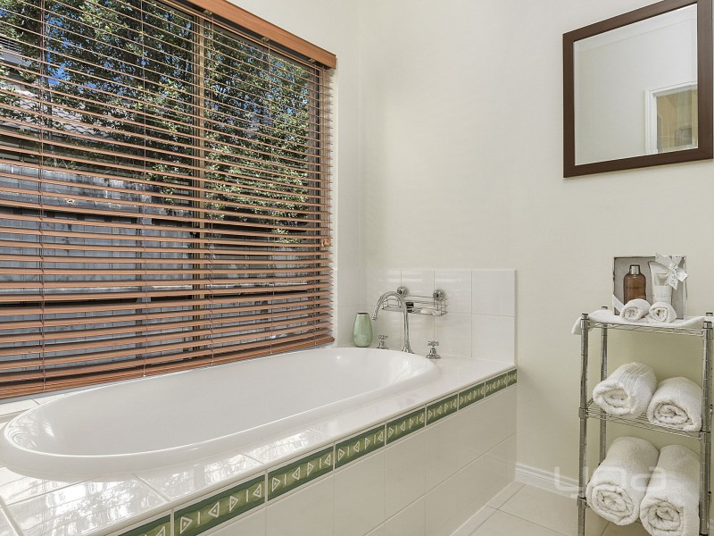 1 Glenfield Avenue, Melton West VIC 3337