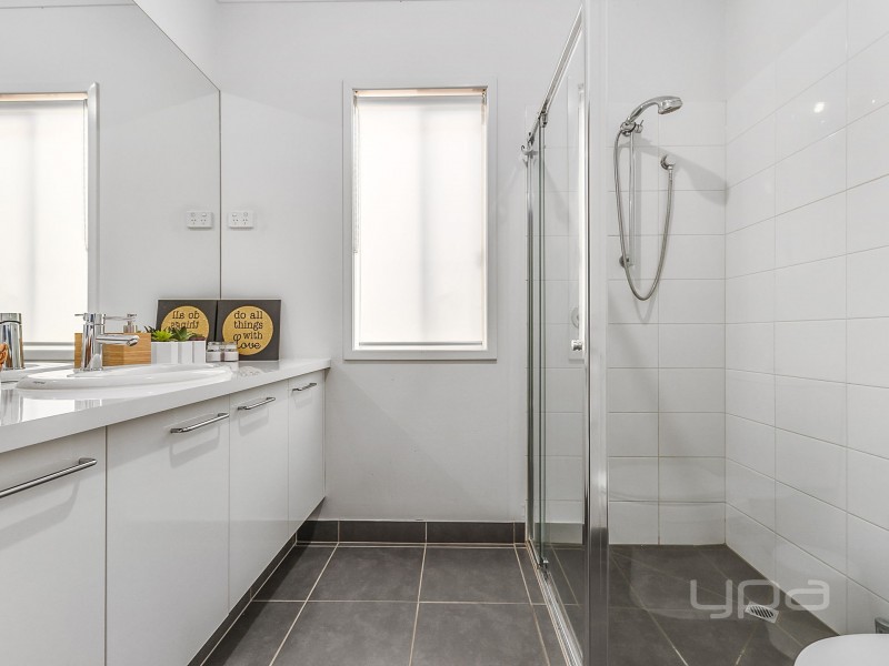 4 Foyle Crescent, Melton South VIC 3338